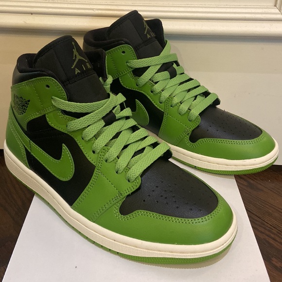 WMNS Air Jordan 1 MID size 8 - Picture 5 of 7